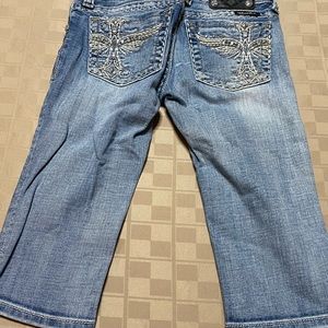 Miss Me Women's Capri Jeans Size 26 X 15.5 Distressed Light Wash Thick Stitches.
